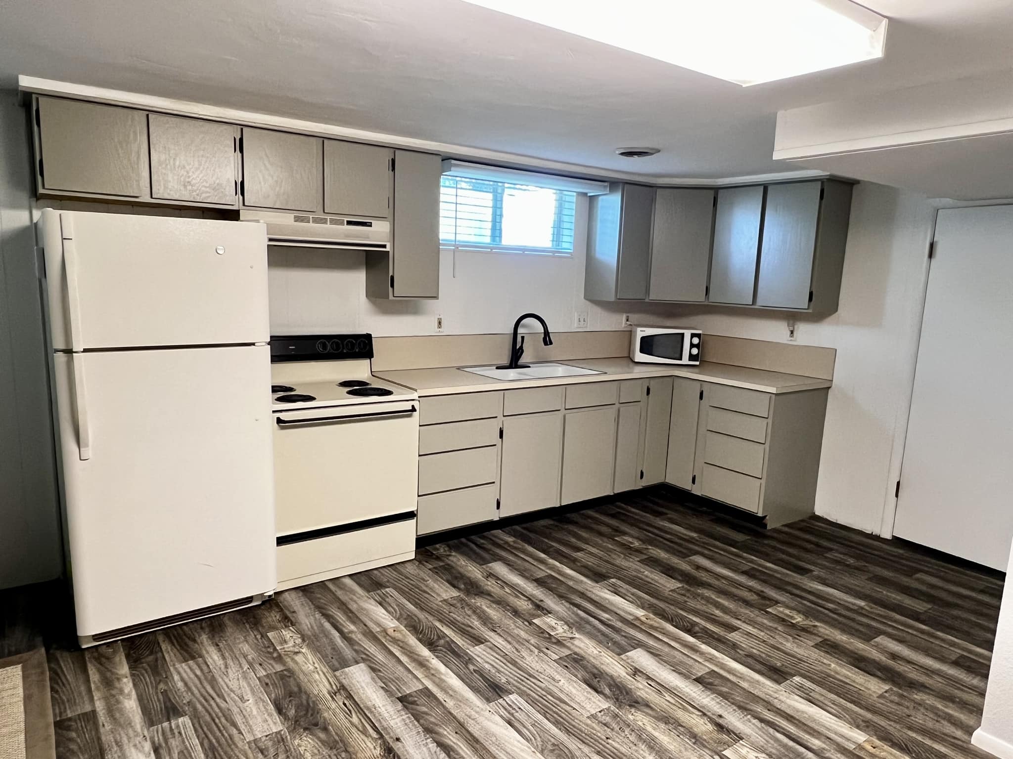 Cozy Pines kitchen-1.jpg